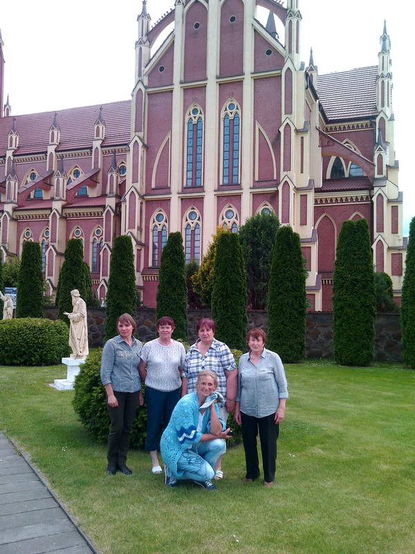 Участницы поездки возле костела в Гервятах.