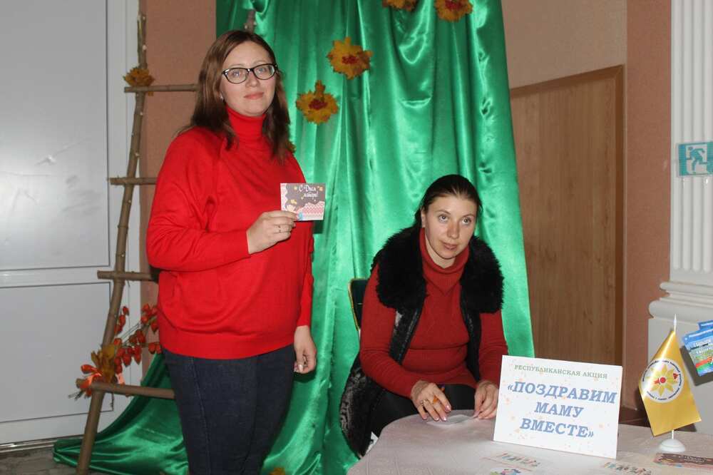 библиотекари  Татьяна Брандина и Виктория Романова -- участники акции