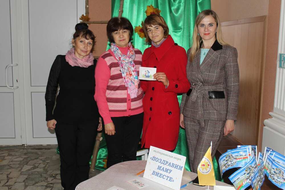 на фото в центре председатель профкома библиотечных работников  В.А. Милянтей и её дочь  Надежда