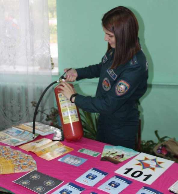 сотрудник РОЧС демонстрирует участником как нужно пользоваться огнетушителям