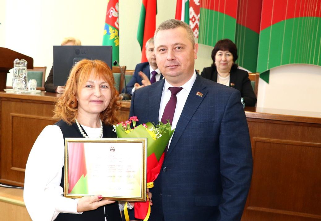 Ломако Дмитрий Михайлович вручает награду Людмиле Алексанедровне