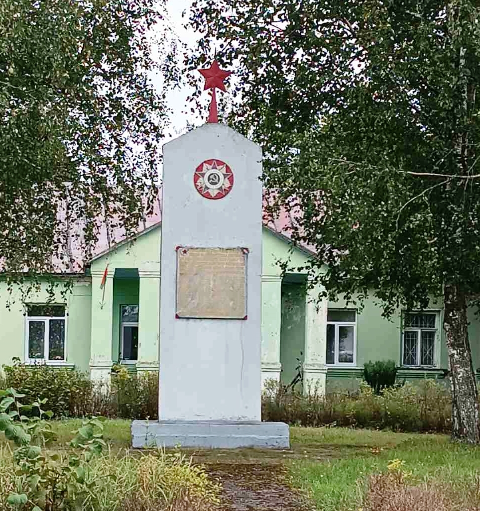 д. Радюки возле административного здания