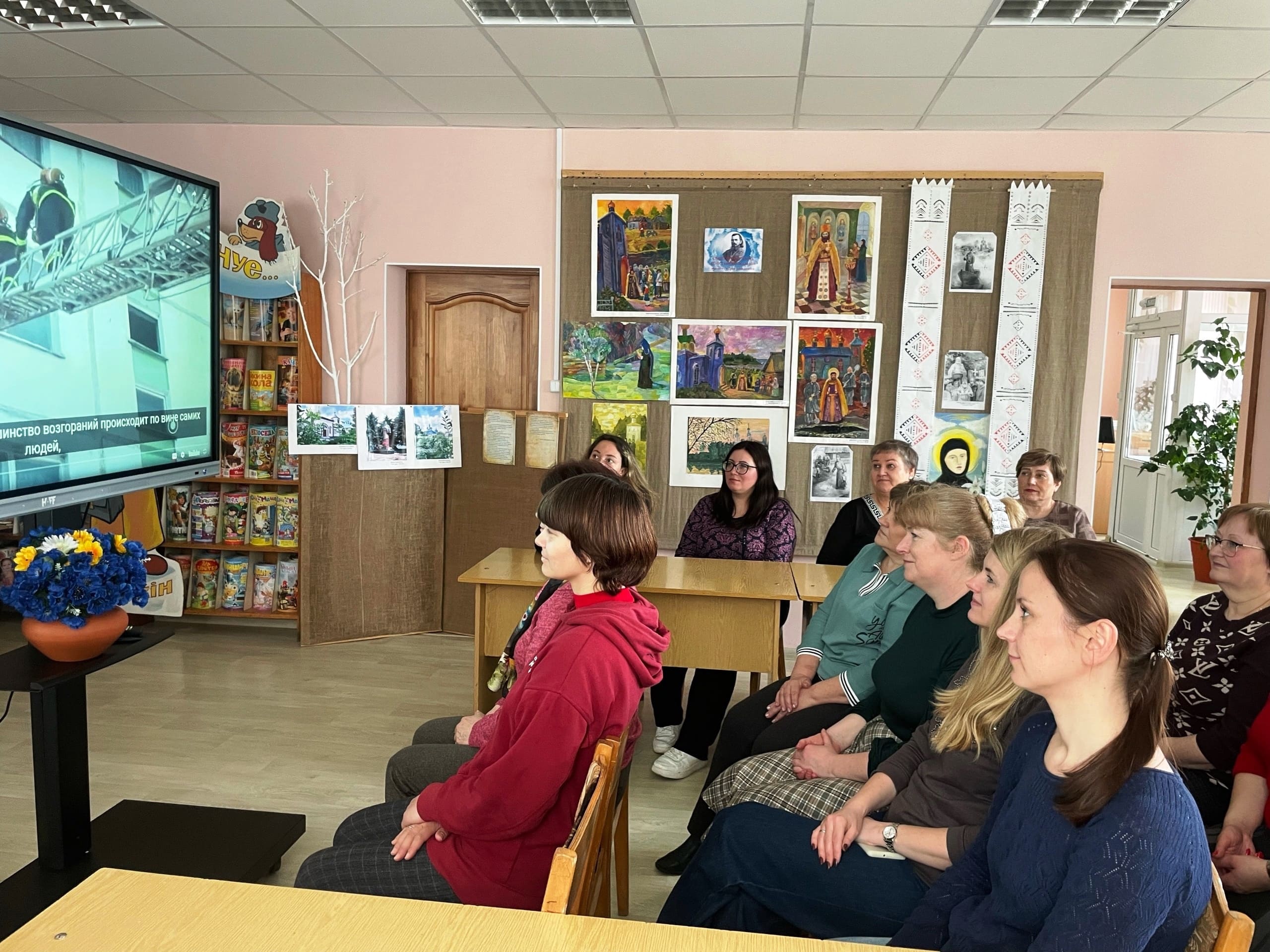 Просмотр видеороликов сотрудниками библиотеке