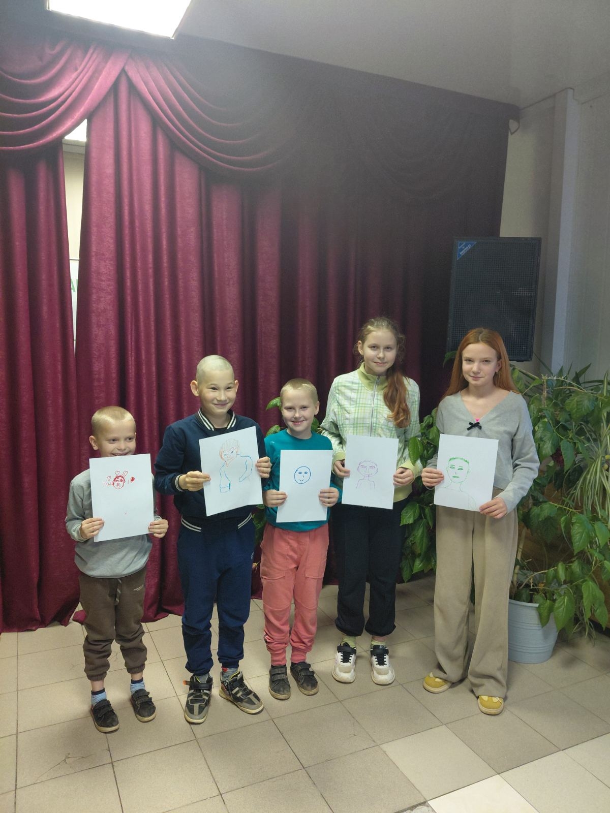 Участники с портретами пап