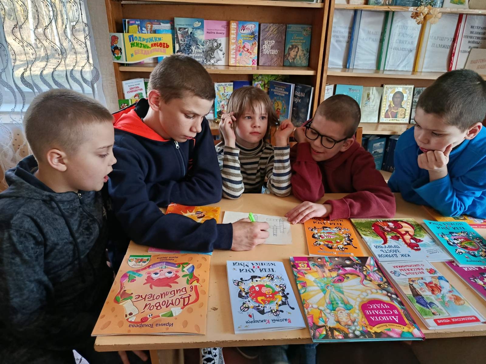 Участники во время разгадывания кроссвордов