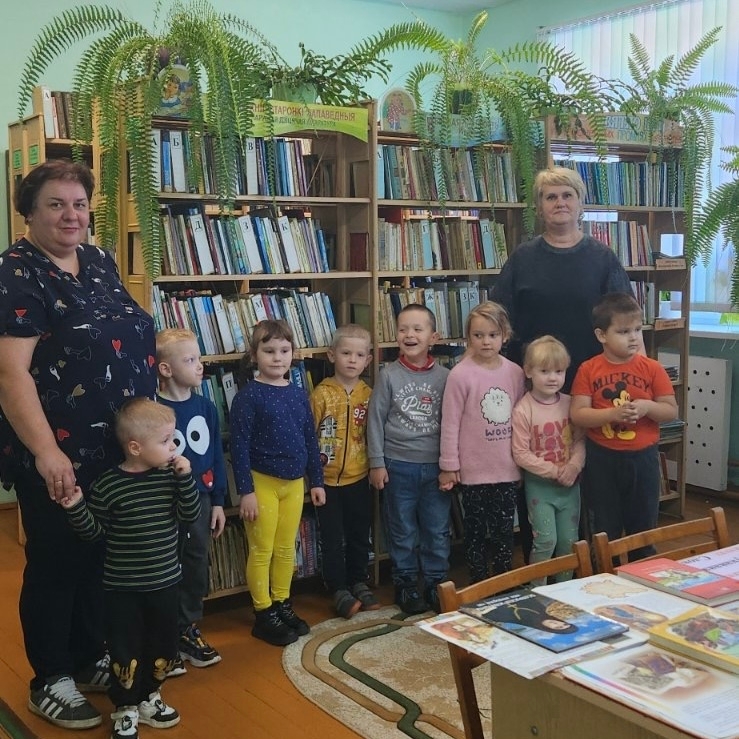 Удзельнікі экскурсіі з бібліятэкарам