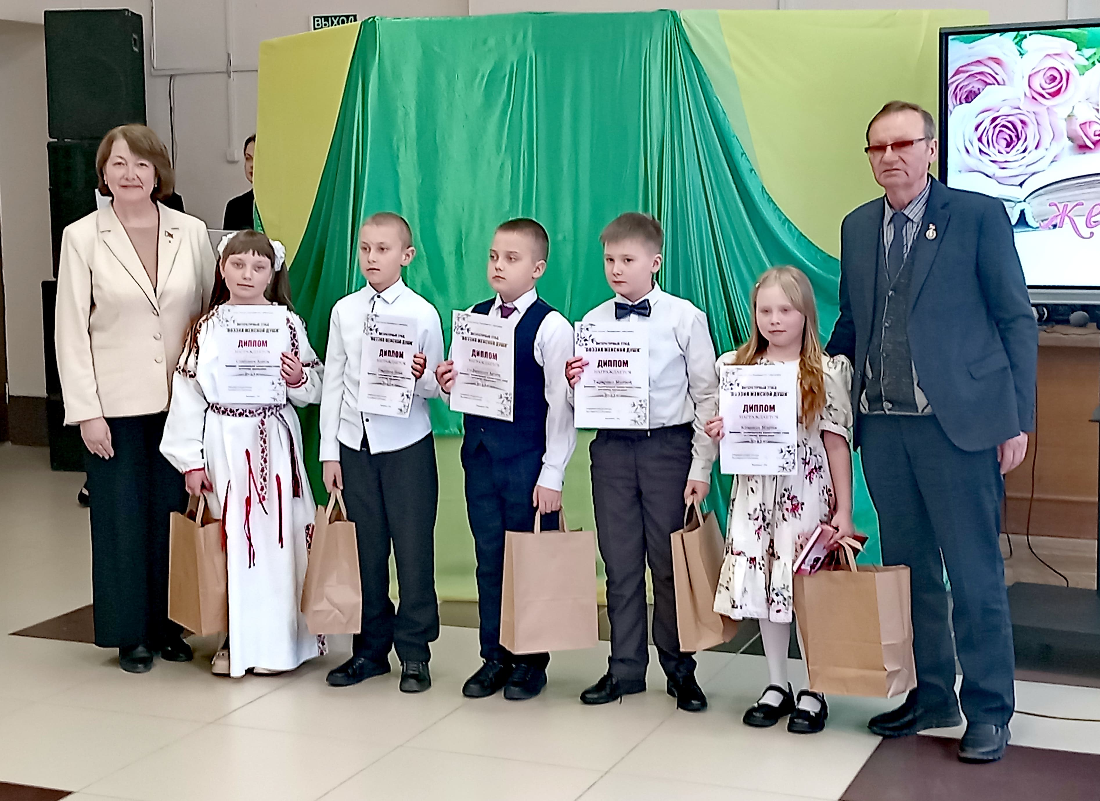 Алиса Слабович с участниками конкурса и членами жюри