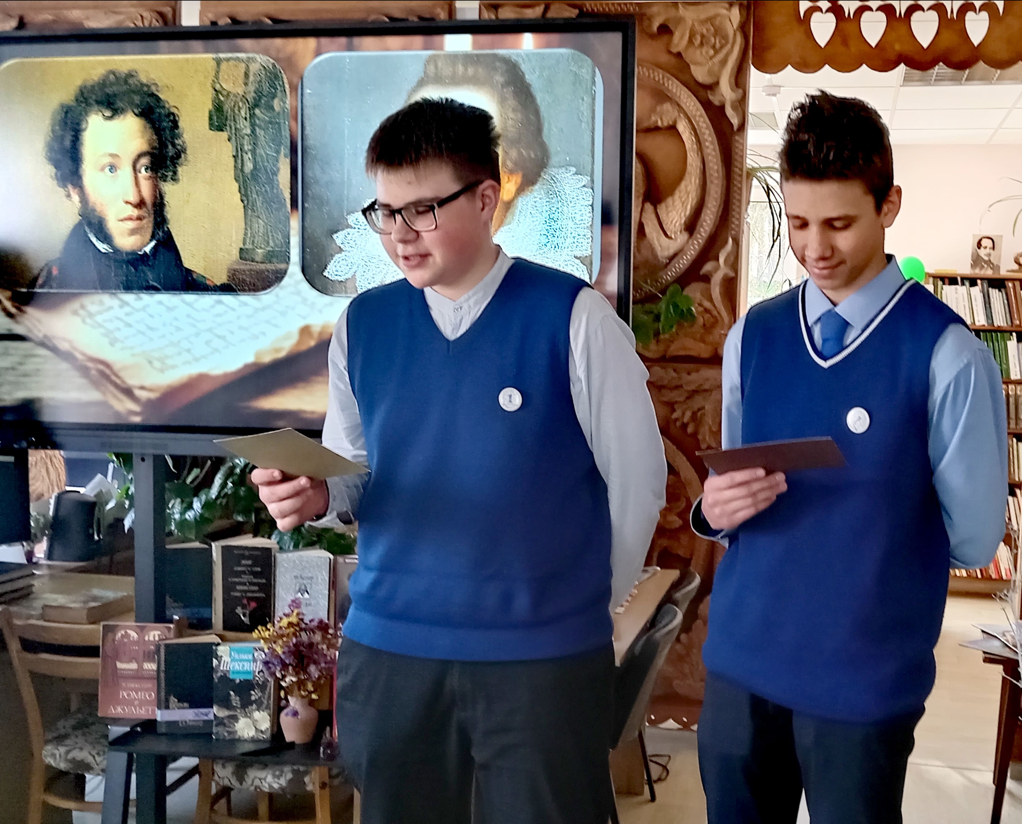 Юные поэты декламируют стихи Пушкина 