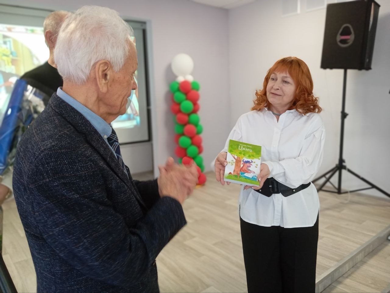 Аўтар уручае падарунак для дзіцячай бібліятэкі