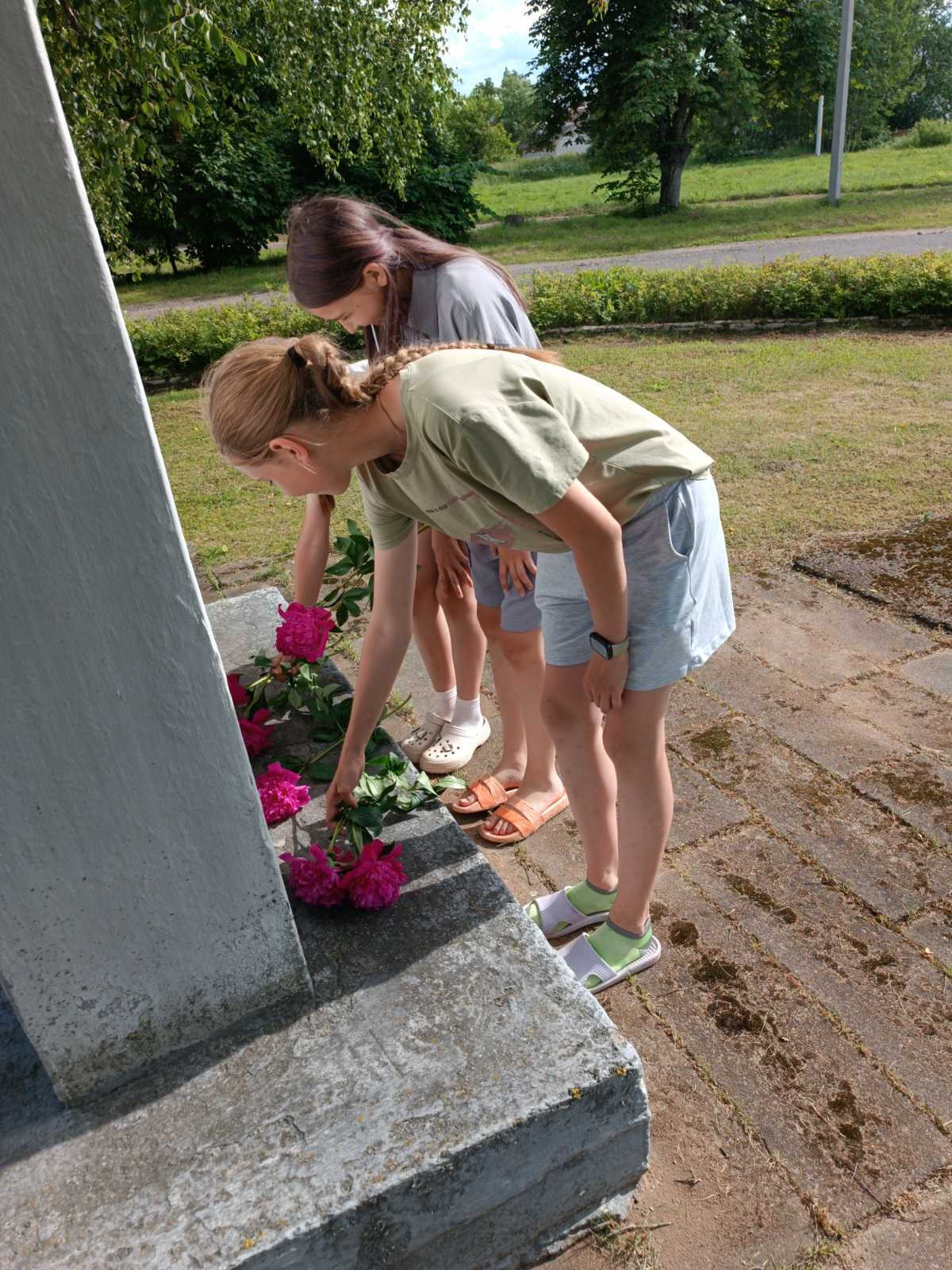 Ускладанне кветак ля помніка