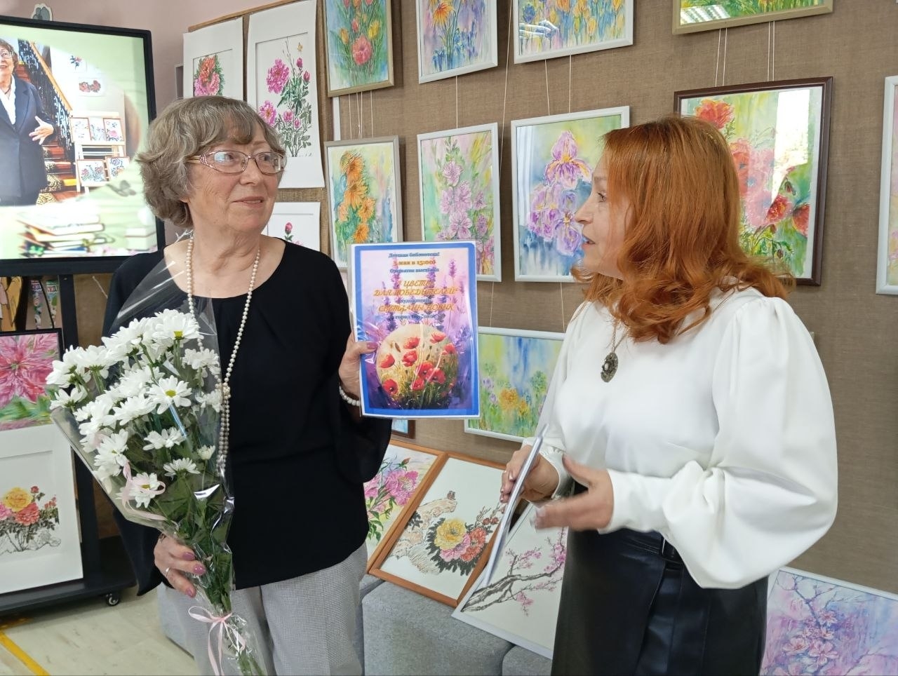 Людмила Казицкая ведёт беседу с художницей