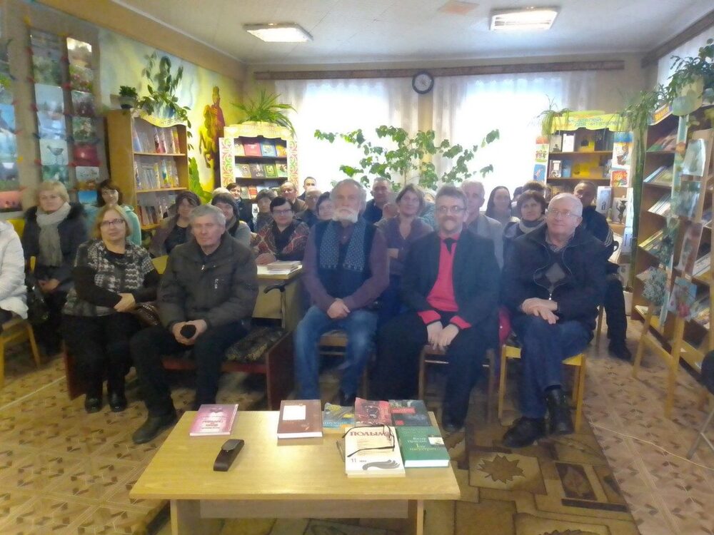 В центре Виктор Правдин со своими читателями