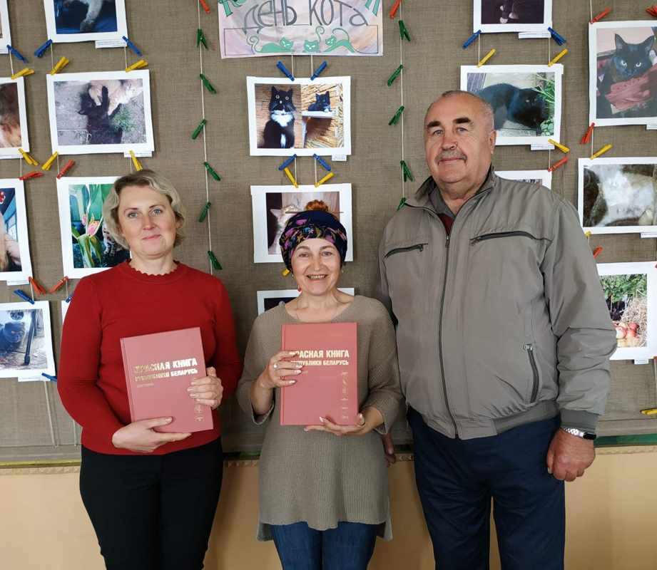 Михалёнка И.И. вручает Красную книгу коллективу  детской библиотеки