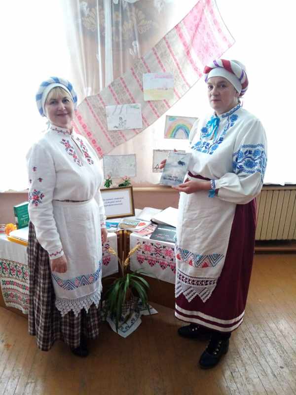 Н. Вайцюль з бібліятэкарам Більдюгскай сельскай бібліятэкі