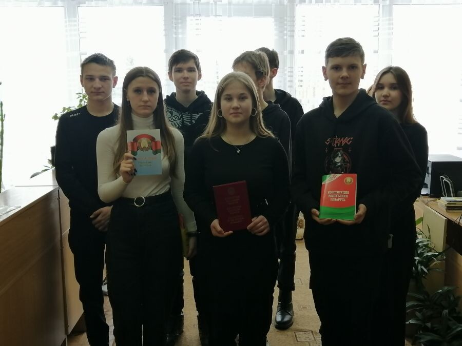 Участники правового часа Конституция Беларуси вчера сегодня завтра в районной библиотеке 2